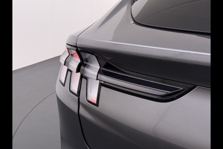 Ford Mustang Mach-E RWD 75kWh 360°Camera Adap.Cruise B&O®-Hifi Leder Stoel/Stuurverw. BLIS Navi Pdc Keyless Android Auto Apple Carplay Elek.Achterklep Lmv 18" DAB Bluetooth Led 1e Eigenaar Dealeronderhouden Origineel Nederlandse Auto
