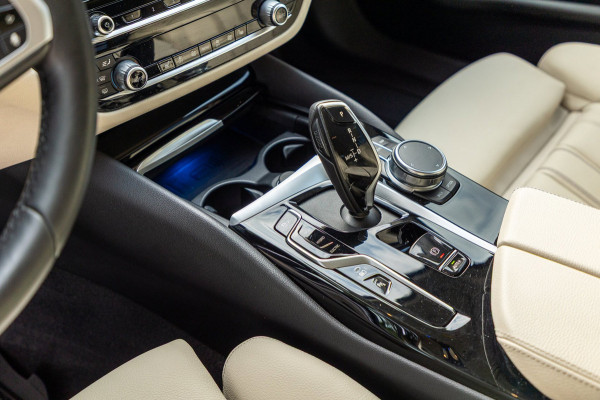 BMW 5 Serie Touring 530e Business Edition Plus Soh 89% I Trekhaak I Luxe leder I Led I Stuur & stoelverwarming I Camera I Android