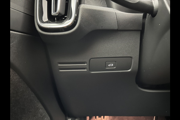 Volvo C40 Recharge Core 69 kWh [3-Fase-11kW] {SoH-93%} (INCL.BTW) Aut. *PANO | DIGI-COCKPIT | FULL-LED | CAMERA | NAVI-FULLMAP | ECC | PDC | HEATED-SPORTSEATS | PRIVACY-GLASS | 19''ALU*