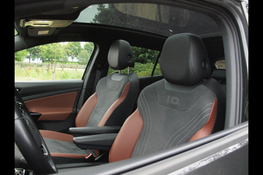 Volkswagen ID.4 Tech 77 kWh | SOH 90% | Panoramadak | Sfeerverlichting | Trekhaak | Camera | Apple Carplay | NL-Auto |