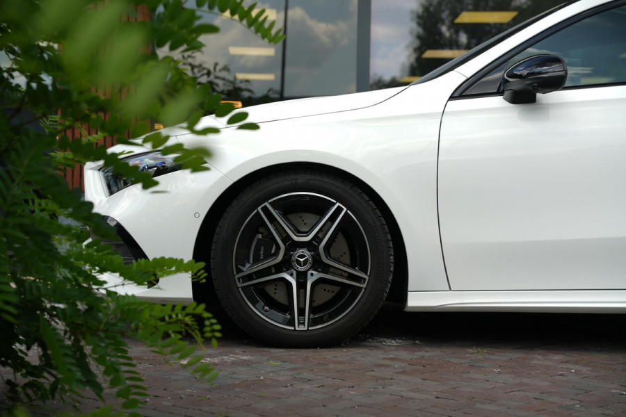 Mercedes-Benz A-Klasse 250 4MATIC AMG Line Panoramadak Ambient Widescreen HeadUp AMG Pakket Keyless Memory Facelift