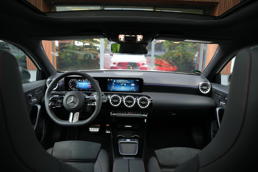 Mercedes-Benz A-Klasse 250 4MATIC AMG Line Panoramadak Ambient Widescreen HeadUp AMG Pakket Keyless Memory Facelift
