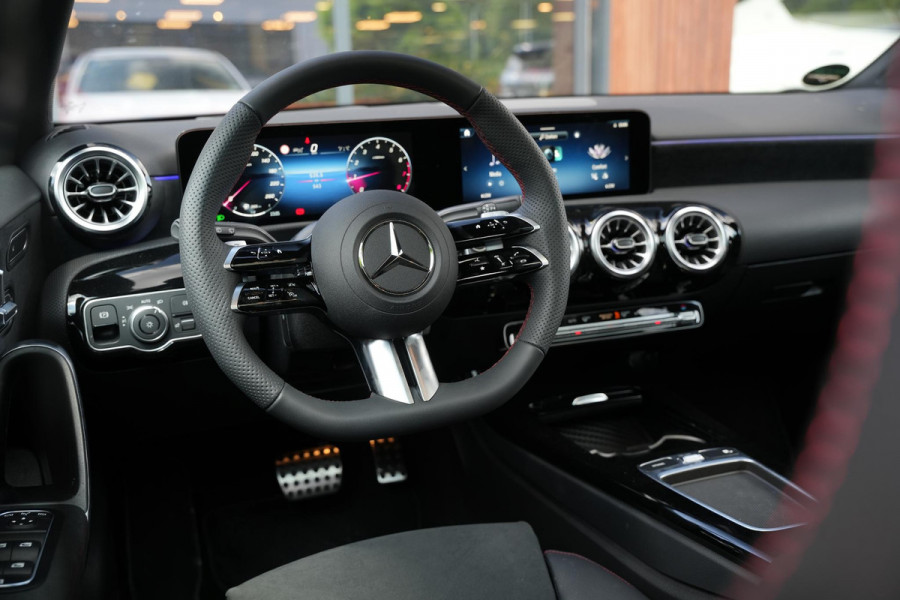 Mercedes-Benz A-Klasse 250 4MATIC AMG Line Panoramadak Ambient Widescreen HeadUp AMG Pakket Keyless Memory Facelift