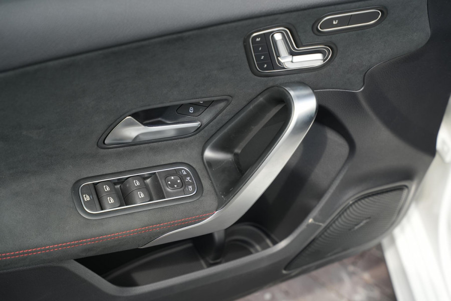 Mercedes-Benz A-Klasse 250 4MATIC AMG Line Panoramadak Ambient Widescreen HeadUp AMG Pakket Keyless Memory Facelift