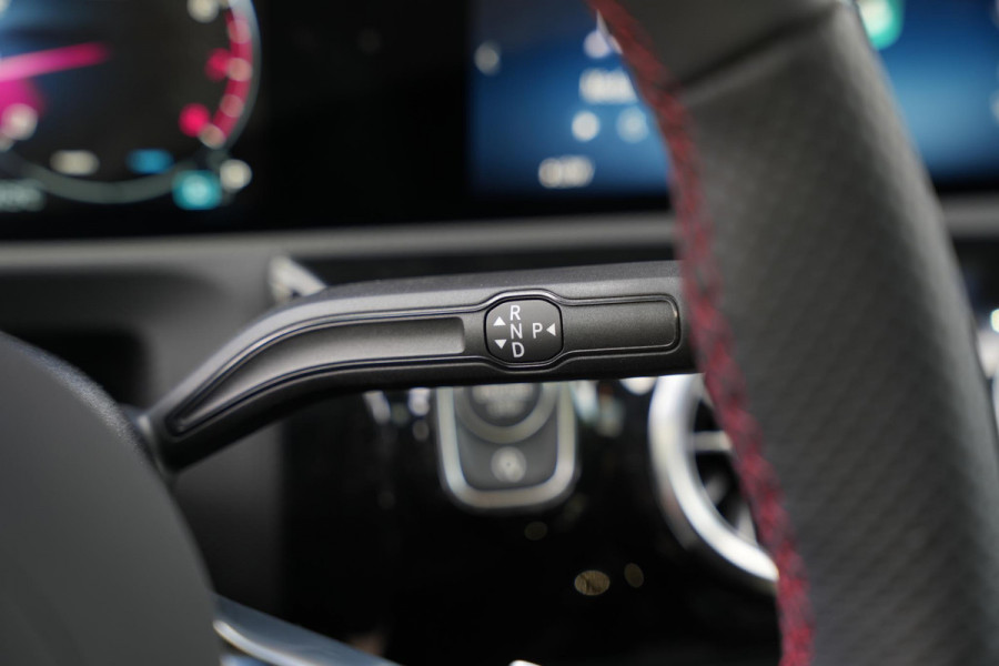 Mercedes-Benz A-Klasse 250 4MATIC AMG Line Panoramadak Ambient Widescreen HeadUp AMG Pakket Keyless Memory Facelift