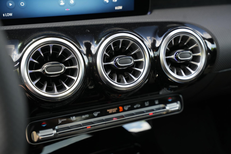 Mercedes-Benz A-Klasse 250 4MATIC AMG Line Panoramadak Ambient Widescreen HeadUp AMG Pakket Keyless Memory Facelift