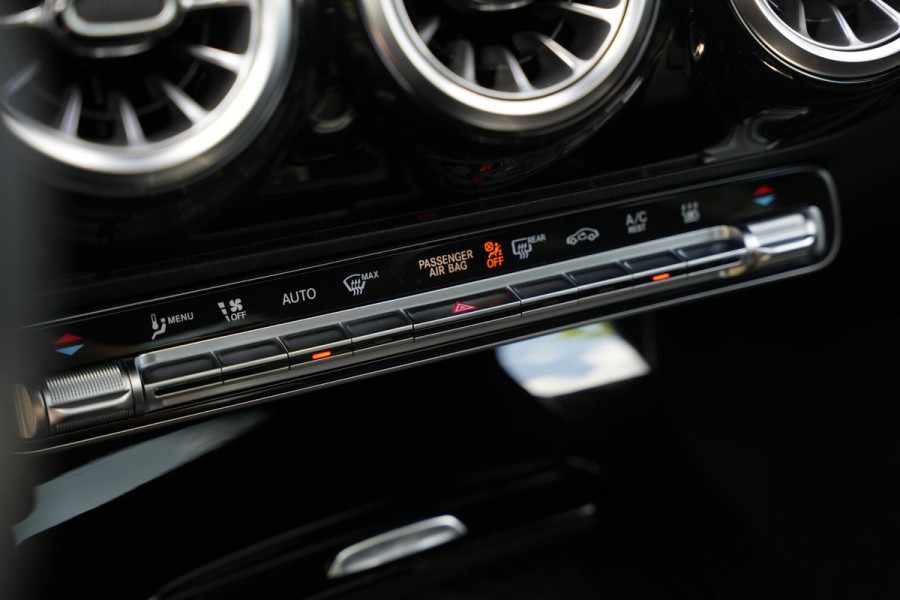 Mercedes-Benz A-Klasse 250 4MATIC AMG Line Panoramadak Ambient Widescreen HeadUp AMG Pakket Keyless Memory Facelift