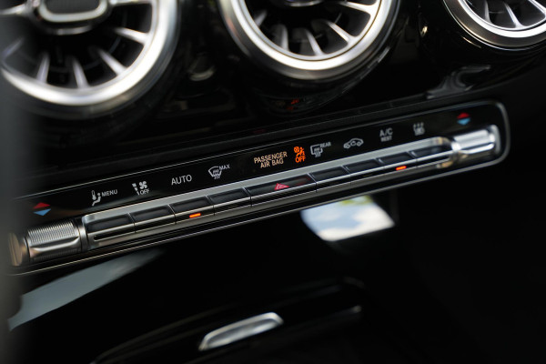 Mercedes-Benz A-Klasse 250 4MATIC AMG Line Panoramadak Ambient Widescreen HeadUp AMG Pakket Keyless Memory Facelift