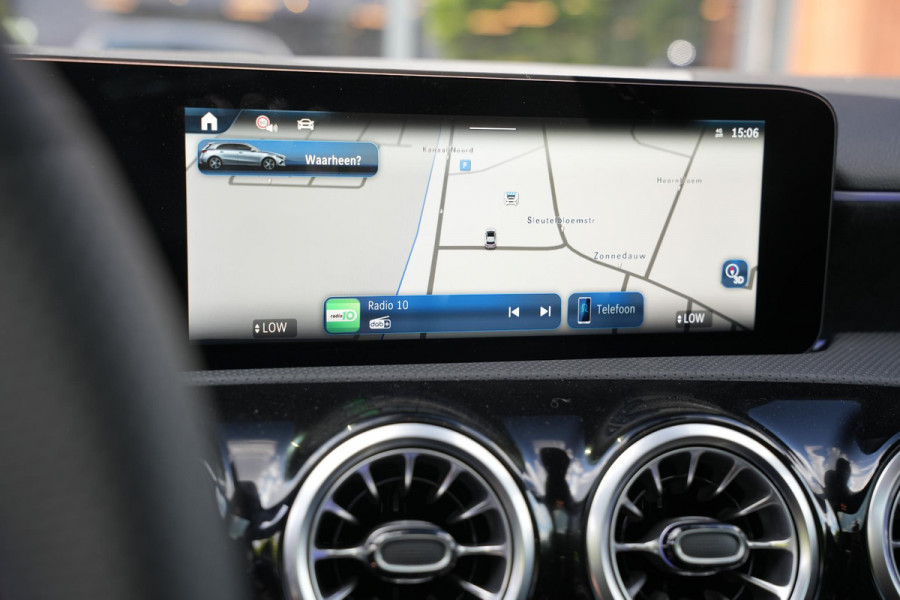 Mercedes-Benz A-Klasse 250 4MATIC AMG Line Panoramadak Ambient Widescreen HeadUp AMG Pakket Keyless Memory Facelift