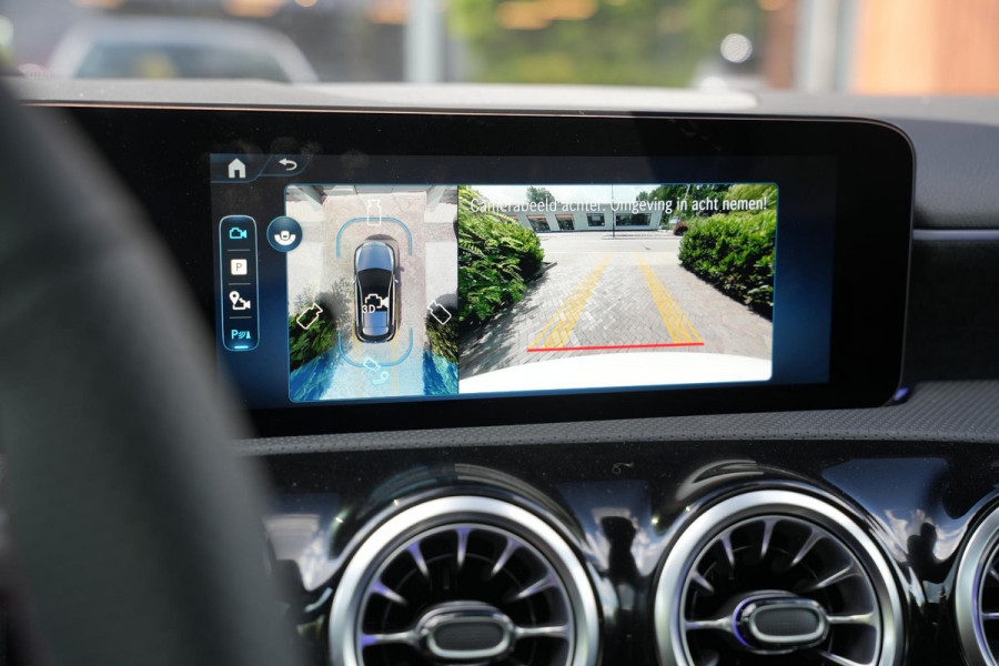 Mercedes-Benz A-Klasse 250 4MATIC AMG Line Panoramadak Ambient Widescreen HeadUp AMG Pakket Keyless Memory Facelift