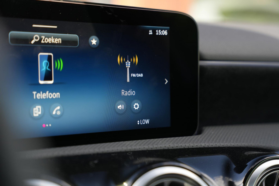 Mercedes-Benz A-Klasse 250 4MATIC AMG Line Panoramadak Ambient Widescreen HeadUp AMG Pakket Keyless Memory Facelift