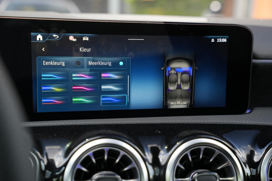 Mercedes-Benz A-Klasse 250 4MATIC AMG Line Panoramadak Ambient Widescreen HeadUp AMG Pakket Keyless Memory Facelift