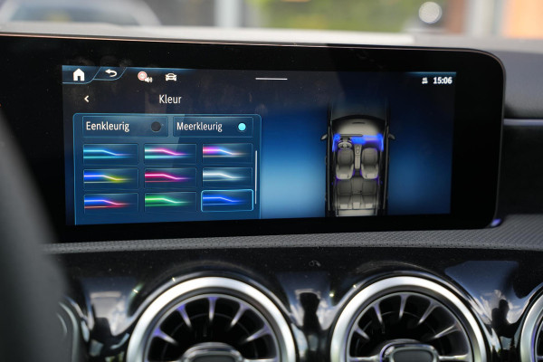 Mercedes-Benz A-Klasse 250 4MATIC AMG Line Panoramadak Ambient Widescreen HeadUp AMG Pakket Keyless Memory Facelift