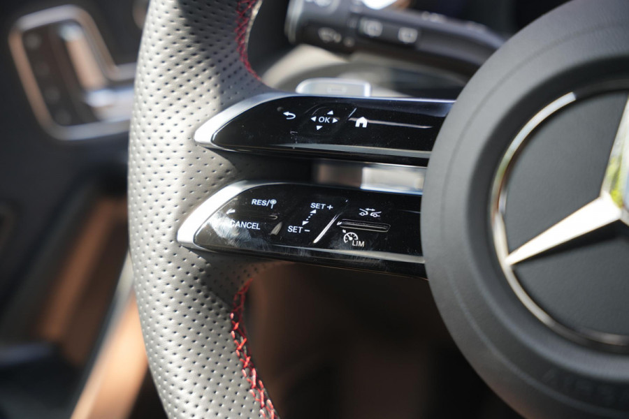 Mercedes-Benz A-Klasse 250 4MATIC AMG Line Panoramadak Ambient Widescreen HeadUp AMG Pakket Keyless Memory Facelift