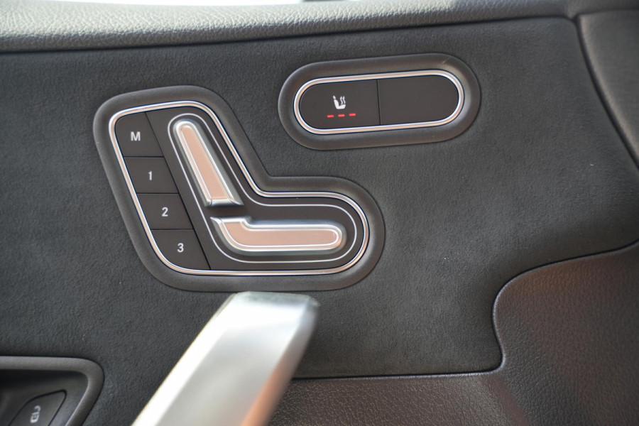 Mercedes-Benz A-Klasse 250 4MATIC AMG Line Panoramadak Ambient Widescreen HeadUp AMG Pakket Keyless Memory Facelift