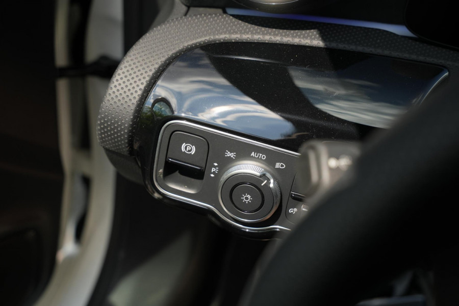 Mercedes-Benz A-Klasse 250 4MATIC AMG Line Panoramadak Ambient Widescreen HeadUp AMG Pakket Keyless Memory Facelift