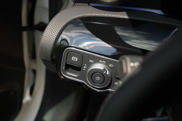 Mercedes-Benz A-Klasse 250 4MATIC AMG Line Panoramadak Ambient Widescreen HeadUp AMG Pakket Keyless Memory Facelift