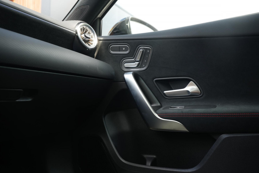 Mercedes-Benz A-Klasse 250 4MATIC AMG Line Panoramadak Ambient Widescreen HeadUp AMG Pakket Keyless Memory Facelift