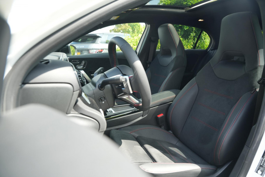 Mercedes-Benz A-Klasse 250 4MATIC AMG Line Panoramadak Ambient Widescreen HeadUp AMG Pakket Keyless Memory Facelift