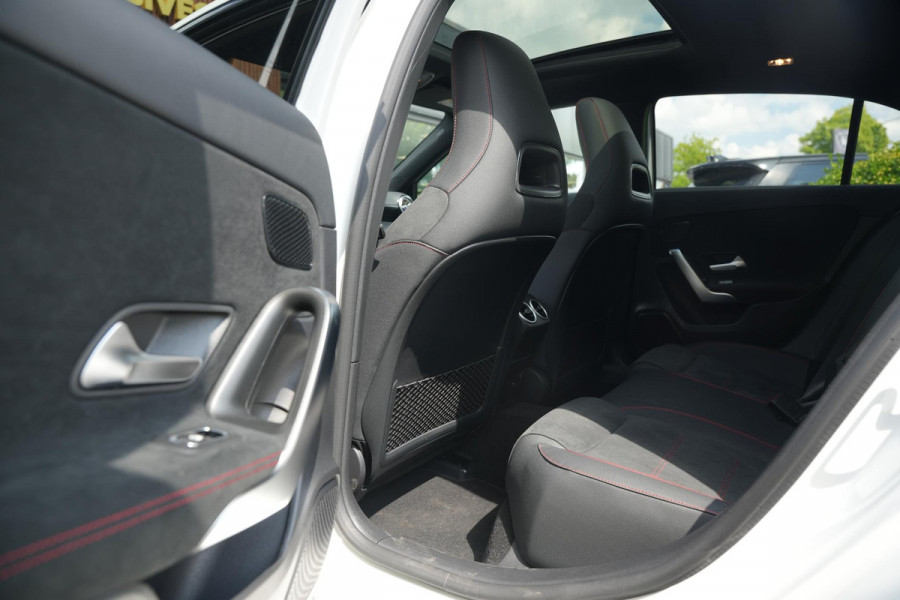 Mercedes-Benz A-Klasse 250 4MATIC AMG Line Panoramadak Ambient Widescreen HeadUp AMG Pakket Keyless Memory Facelift