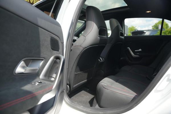 Mercedes-Benz A-Klasse 250 4MATIC AMG Line Panoramadak Ambient Widescreen HeadUp AMG Pakket Keyless Memory Facelift