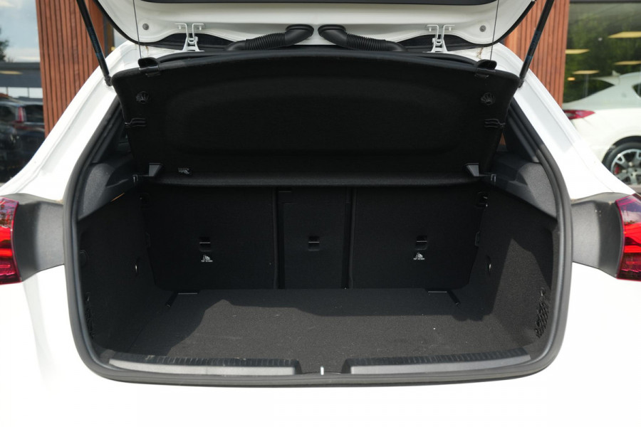Mercedes-Benz A-Klasse 250 4MATIC AMG Line Panoramadak Ambient Widescreen HeadUp AMG Pakket Keyless Memory Facelift