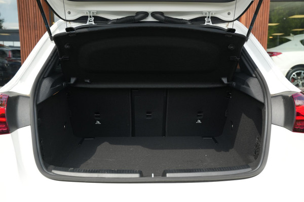 Mercedes-Benz A-Klasse 250 4MATIC AMG Line Panoramadak Ambient Widescreen HeadUp AMG Pakket Keyless Memory Facelift