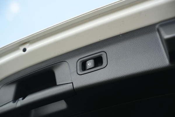 Mercedes-Benz A-Klasse 250 4MATIC AMG Line Panoramadak Ambient Widescreen HeadUp AMG Pakket Keyless Memory Facelift