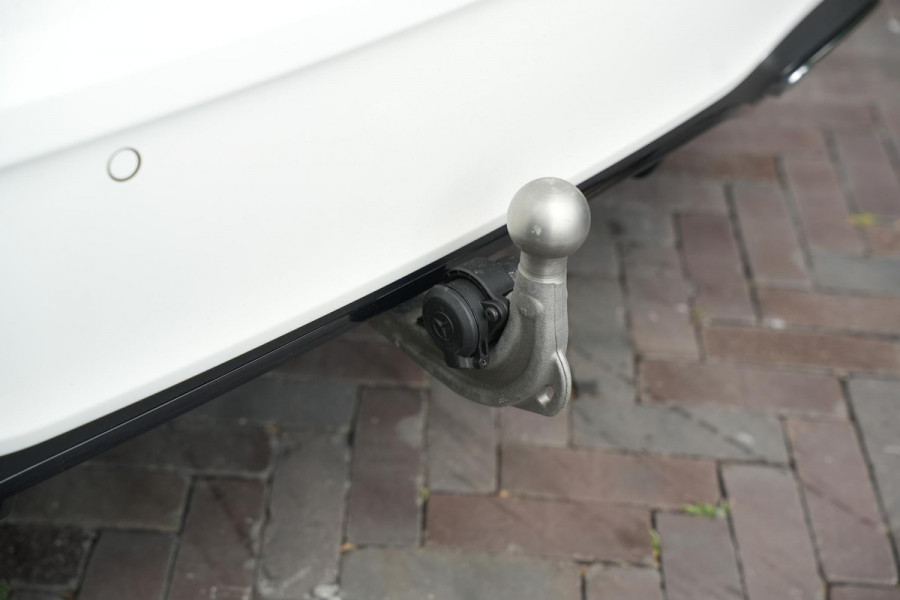 Mercedes-Benz A-Klasse 250 4MATIC AMG Line Panoramadak Ambient Widescreen HeadUp AMG Pakket Keyless Memory Facelift