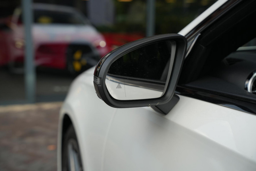 Mercedes-Benz A-Klasse 250 4MATIC AMG Line Panoramadak Ambient Widescreen HeadUp AMG Pakket Keyless Memory Facelift