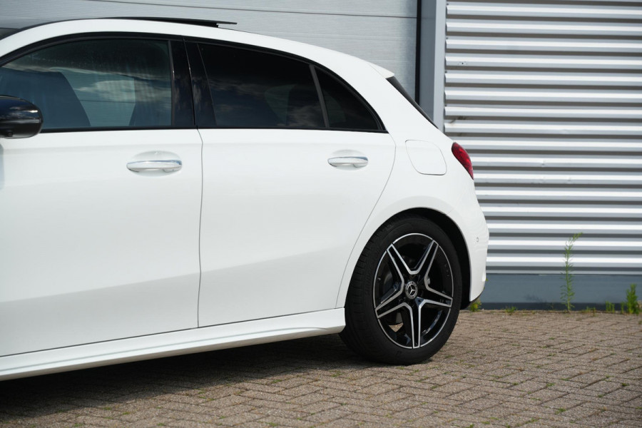 Mercedes-Benz A-Klasse 250 4MATIC AMG Line Panoramadak Ambient Widescreen HeadUp AMG Pakket Keyless Memory Facelift