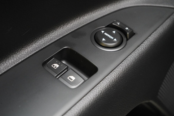 Kia Stonic 1.0 T-GDi 120pk MHEV DynamicLine | Carplay | Trekhaak | All-seasonbanden | Camera | Cruise control