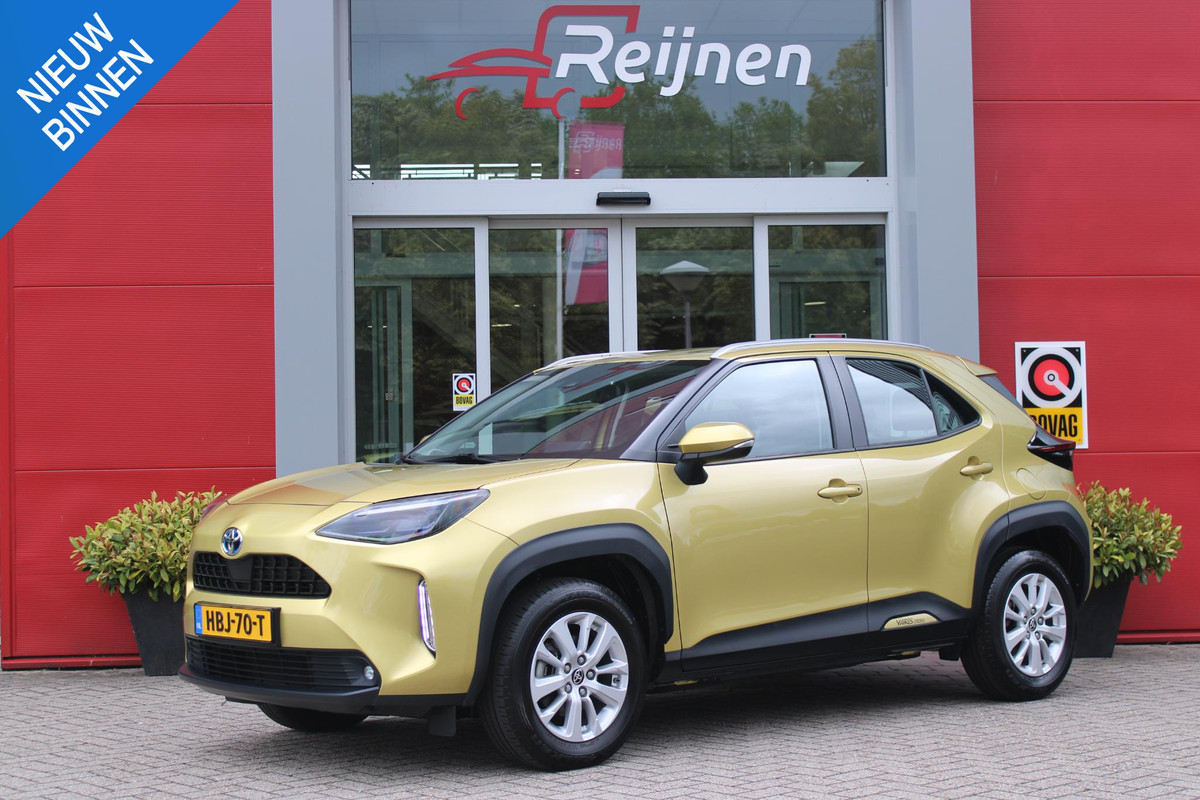Toyota Yaris Cross 1.5 Hybrid Dynamic | KEYLESS ENTRY / START | VOORSTOELEN VERWARMD | STUUR VERWARMING | HEAD-UP DISPLAY | LED KOPLAMPEN | ADAPTIVE CRUISE CONTROL | LANE ASIST |  ELEKTRISCH BEDIENBARE ACHTERKLEP | DRAADLOOS APPLE CARPLAY | ANDROID AUTO |  ACHTERUITRIJCAMERA | DRAADLOZE TELEFOONLADER | VOORRUIT VERWARMING | 16" LICHTMETALEN VELGEN |