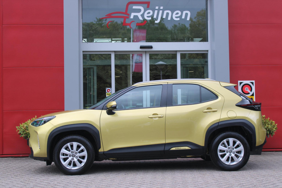 Toyota Yaris Cross 1.5 Hybrid Dynamic | KEYLESS ENTRY / START | VOORSTOELEN VERWARMD | STUUR VERWARMING | HEAD-UP DISPLAY | LED KOPLAMPEN | ADAPTIVE CRUISE CONTROL | LANE ASIST |  ELEKTRISCH BEDIENBARE ACHTERKLEP | DRAADLOOS APPLE CARPLAY | ANDROID AUTO |  ACHTERUITRIJCAMERA | DRAADLOZE TELEFOONLADER | VOORRUIT VERWARMING | 16" LICHTMETALEN VELGEN |