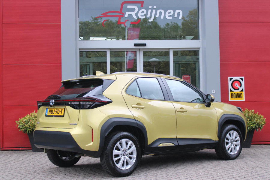 Toyota Yaris Cross 1.5 Hybrid Dynamic | KEYLESS ENTRY / START | VOORSTOELEN VERWARMD | STUUR VERWARMING | HEAD-UP DISPLAY | LED KOPLAMPEN | ADAPTIVE CRUISE CONTROL | LANE ASIST |  ELEKTRISCH BEDIENBARE ACHTERKLEP | DRAADLOOS APPLE CARPLAY | ANDROID AUTO |  ACHTERUITRIJCAMERA | DRAADLOZE TELEFOONLADER | VOORRUIT VERWARMING | 16" LICHTMETALEN VELGEN |