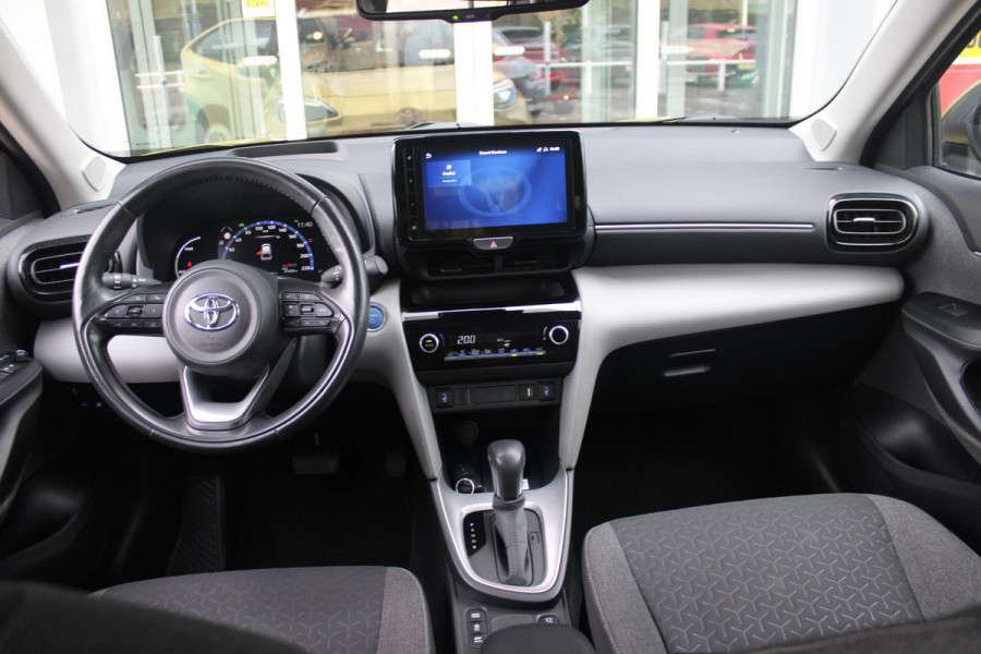 Toyota Yaris Cross 1.5 Hybrid Dynamic | KEYLESS ENTRY / START | VOORSTOELEN VERWARMD | STUUR VERWARMING | HEAD-UP DISPLAY | LED KOPLAMPEN | ADAPTIVE CRUISE CONTROL | LANE ASIST |  ELEKTRISCH BEDIENBARE ACHTERKLEP | DRAADLOOS APPLE CARPLAY | ANDROID AUTO |  ACHTERUITRIJCAMERA | DRAADLOZE TELEFOONLADER | VOORRUIT VERWARMING | 16" LICHTMETALEN VELGEN |