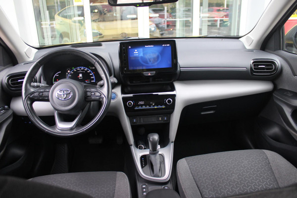 Toyota Yaris Cross 1.5 Hybrid Dynamic | KEYLESS ENTRY / START | VOORSTOELEN VERWARMD | STUUR VERWARMING | HEAD-UP DISPLAY | LED KOPLAMPEN | ADAPTIVE CRUISE CONTROL | LANE ASIST |  ELEKTRISCH BEDIENBARE ACHTERKLEP | DRAADLOOS APPLE CARPLAY | ANDROID AUTO |  ACHTERUITRIJCAMERA | DRAADLOZE TELEFOONLADER | VOORRUIT VERWARMING | 16" LICHTMETALEN VELGEN |