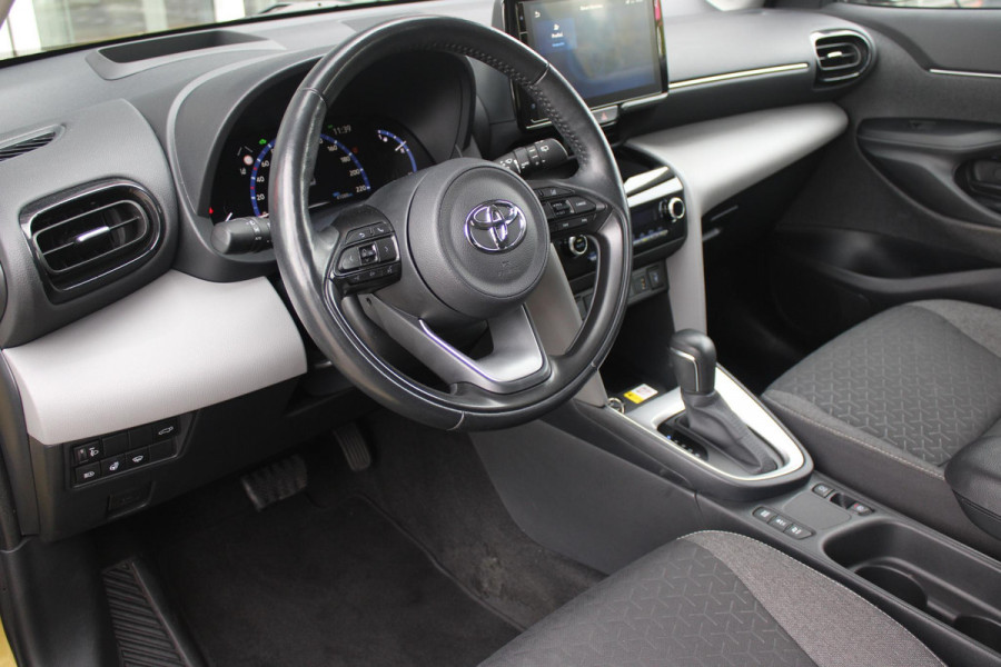 Toyota Yaris Cross 1.5 Hybrid Dynamic | KEYLESS ENTRY / START | VOORSTOELEN VERWARMD | STUUR VERWARMING | HEAD-UP DISPLAY | LED KOPLAMPEN | ADAPTIVE CRUISE CONTROL | LANE ASIST |  ELEKTRISCH BEDIENBARE ACHTERKLEP | DRAADLOOS APPLE CARPLAY | ANDROID AUTO |  ACHTERUITRIJCAMERA | DRAADLOZE TELEFOONLADER | VOORRUIT VERWARMING | 16" LICHTMETALEN VELGEN |