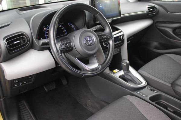 Toyota Yaris Cross 1.5 Hybrid Dynamic | KEYLESS ENTRY / START | VOORSTOELEN VERWARMD | STUUR VERWARMING | HEAD-UP DISPLAY | LED KOPLAMPEN | ADAPTIVE CRUISE CONTROL | LANE ASIST |  ELEKTRISCH BEDIENBARE ACHTERKLEP | DRAADLOOS APPLE CARPLAY | ANDROID AUTO |  ACHTERUITRIJCAMERA | DRAADLOZE TELEFOONLADER | VOORRUIT VERWARMING | 16" LICHTMETALEN VELGEN |