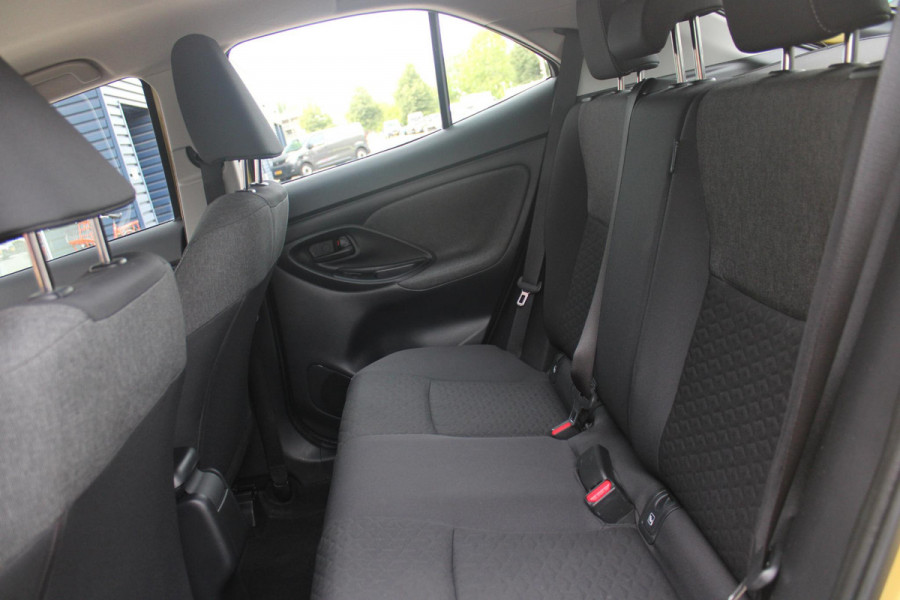 Toyota Yaris Cross 1.5 Hybrid Dynamic | KEYLESS ENTRY / START | VOORSTOELEN VERWARMD | STUUR VERWARMING | HEAD-UP DISPLAY | LED KOPLAMPEN | ADAPTIVE CRUISE CONTROL | LANE ASIST |  ELEKTRISCH BEDIENBARE ACHTERKLEP | DRAADLOOS APPLE CARPLAY | ANDROID AUTO |  ACHTERUITRIJCAMERA | DRAADLOZE TELEFOONLADER | VOORRUIT VERWARMING | 16" LICHTMETALEN VELGEN |