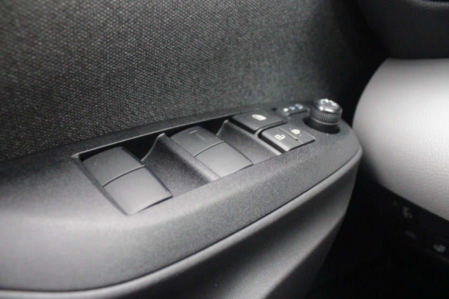 Toyota Yaris Cross 1.5 Hybrid Dynamic | KEYLESS ENTRY / START | VOORSTOELEN VERWARMD | STUUR VERWARMING | HEAD-UP DISPLAY | LED KOPLAMPEN | ADAPTIVE CRUISE CONTROL | LANE ASIST |  ELEKTRISCH BEDIENBARE ACHTERKLEP | DRAADLOOS APPLE CARPLAY | ANDROID AUTO |  ACHTERUITRIJCAMERA | DRAADLOZE TELEFOONLADER | VOORRUIT VERWARMING | 16" LICHTMETALEN VELGEN |