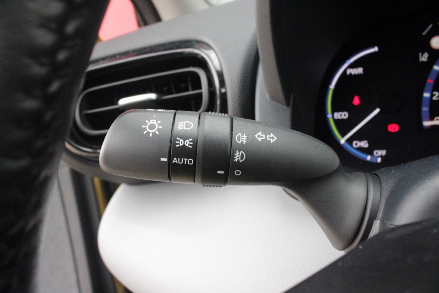 Toyota Yaris Cross 1.5 Hybrid Dynamic | KEYLESS ENTRY / START | VOORSTOELEN VERWARMD | STUUR VERWARMING | HEAD-UP DISPLAY | LED KOPLAMPEN | ADAPTIVE CRUISE CONTROL | LANE ASIST |  ELEKTRISCH BEDIENBARE ACHTERKLEP | DRAADLOOS APPLE CARPLAY | ANDROID AUTO |  ACHTERUITRIJCAMERA | DRAADLOZE TELEFOONLADER | VOORRUIT VERWARMING | 16" LICHTMETALEN VELGEN |