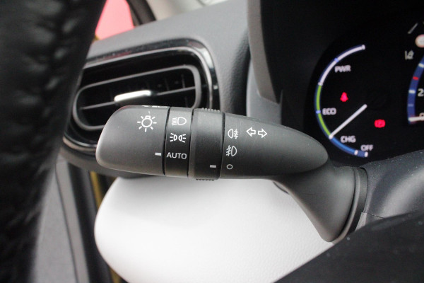 Toyota Yaris Cross 1.5 Hybrid Dynamic | KEYLESS ENTRY / START | VOORSTOELEN VERWARMD | STUUR VERWARMING | HEAD-UP DISPLAY | LED KOPLAMPEN | ADAPTIVE CRUISE CONTROL | LANE ASIST |  ELEKTRISCH BEDIENBARE ACHTERKLEP | DRAADLOOS APPLE CARPLAY | ANDROID AUTO |  ACHTERUITRIJCAMERA | DRAADLOZE TELEFOONLADER | VOORRUIT VERWARMING | 16" LICHTMETALEN VELGEN |
