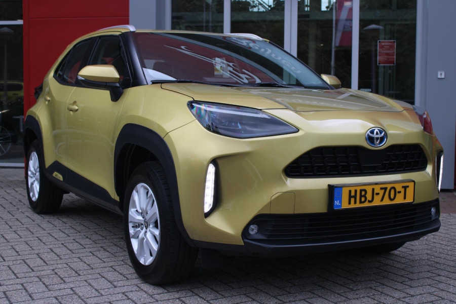 Toyota Yaris Cross 1.5 Hybrid Dynamic | KEYLESS ENTRY / START | VOORSTOELEN VERWARMD | STUUR VERWARMING | HEAD-UP DISPLAY | LED KOPLAMPEN | ADAPTIVE CRUISE CONTROL | LANE ASIST |  ELEKTRISCH BEDIENBARE ACHTERKLEP | DRAADLOOS APPLE CARPLAY | ANDROID AUTO |  ACHTERUITRIJCAMERA | DRAADLOZE TELEFOONLADER | VOORRUIT VERWARMING | 16" LICHTMETALEN VELGEN |