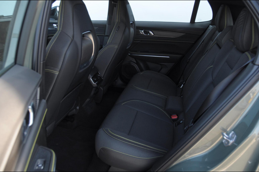 Lynk & Co 01 276PK Automaat Core / Adaptieve cruise control / Stoel - en stuurwielverarming / Parkeersensoren met camera / Apple carplay / Metallic lak / 19" lichtmetalen velgen