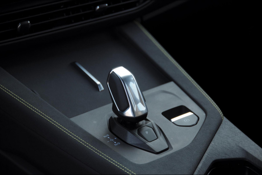Lynk & Co 01 276PK Automaat Core / Adaptieve cruise control / Stoel - en stuurwielverarming / Parkeersensoren met camera / Apple carplay / Metallic lak / 19" lichtmetalen velgen