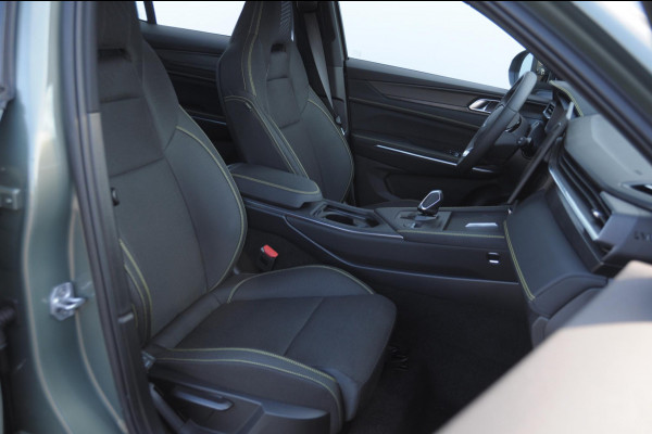 Lynk & Co 01 276PK Automaat Core / Adaptieve cruise control / Stoel - en stuurwielverarming / Parkeersensoren met camera / Apple carplay / Metallic lak / 19" lichtmetalen velgen