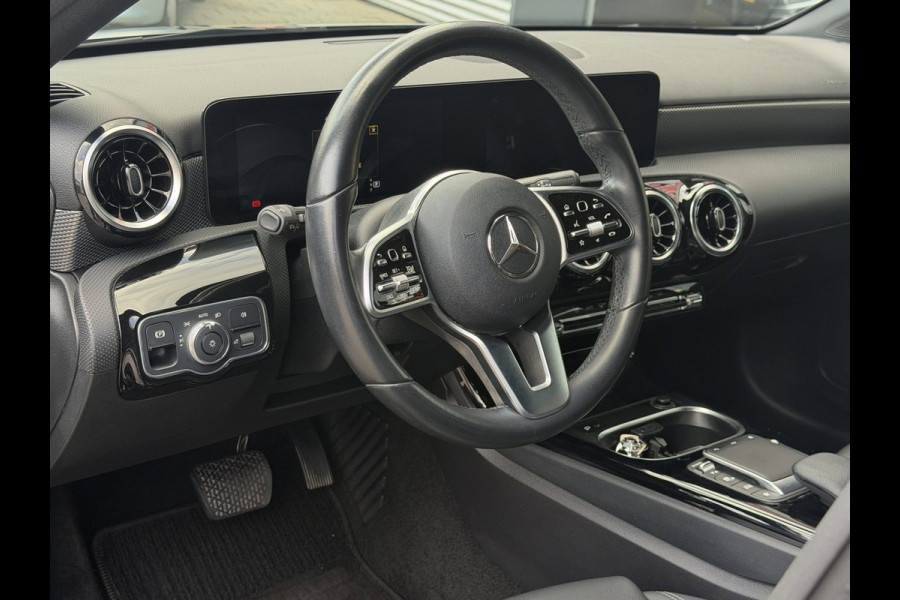 Mercedes-Benz A-Klasse 180 Black Edition I Navigatie I Virtual Cockpit I Sport pakket I 1/2 Leer I LED I PDC I Dealer onderhouden