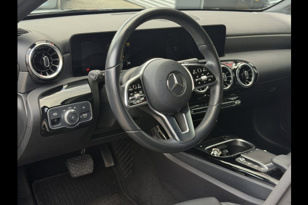 Mercedes-Benz A-Klasse 180 Black Edition I Navigatie I Virtual Cockpit I Sport pakket I 1/2 Leer I LED I PDC I Dealer onderhouden