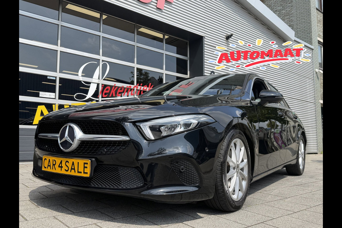 Mercedes-Benz A-Klasse 180 Black Edition I Navigatie I Virtual Cockpit I Sport pakket I 1/2 Leer I LED I PDC I Dealer onderhouden